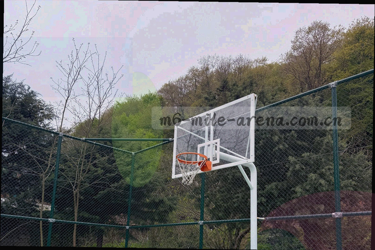深色蓝图网格与印刷边框叠合纹理，角落有淡淡的草皮质地点缀